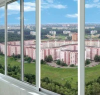 Balkonų stiklinimas aliuminio, plastiko ar berėmėmis sistemomis?
