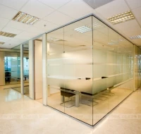 7 priežastys, kodėl jūsų biure turėtų būti įrengtos stiklinės pertvaros
