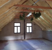 Šlaitinį stogą ar perdangą šiltinti vata ar poliuretano putomis?