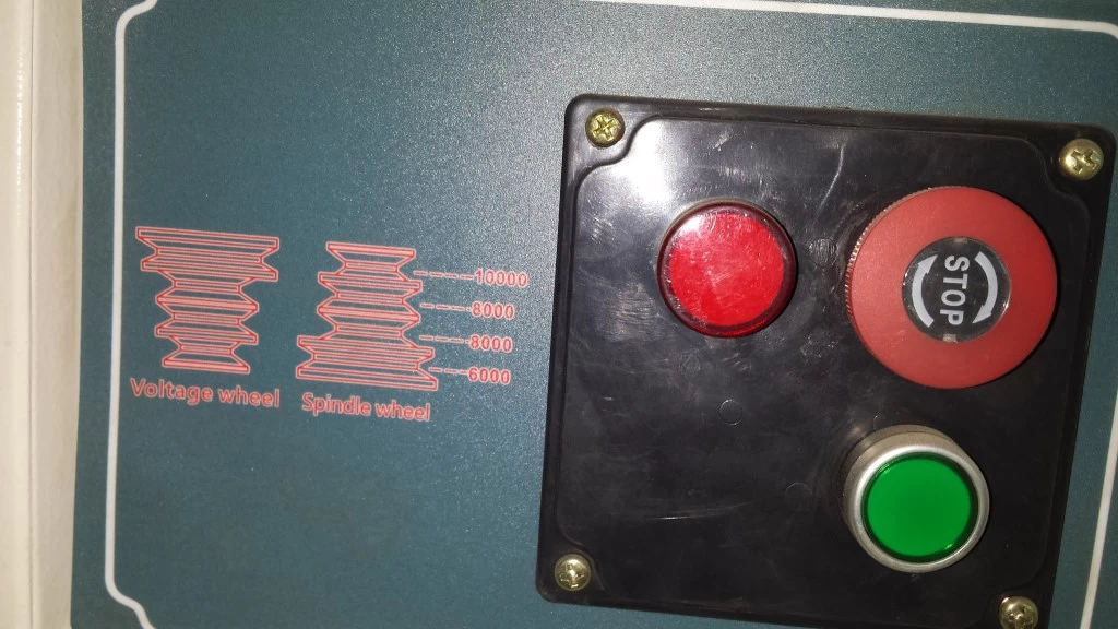 Frezavimo staklės su slankiojančiuoju staliuku ir padavimo–prispaudimo mechanizmu(naujos) Frezavimo staklės su slankiojančiuoju staliuku ir padavimo–prispaudimo mechanizmu(naujos)