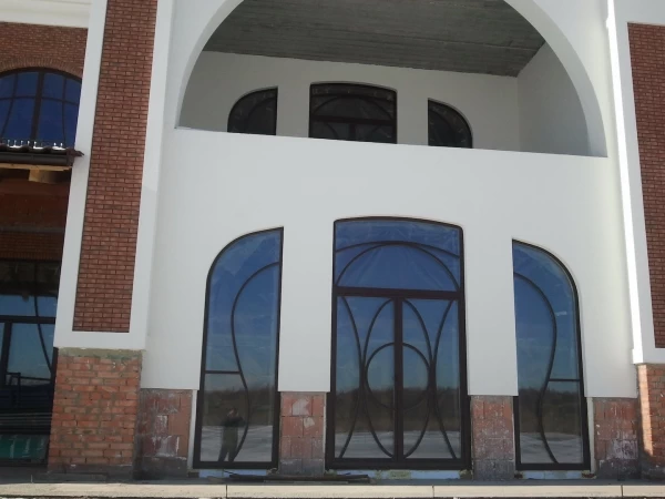 Individualios aliuminio konstrukcijos – langai, durys ir fasadai pagal projektą