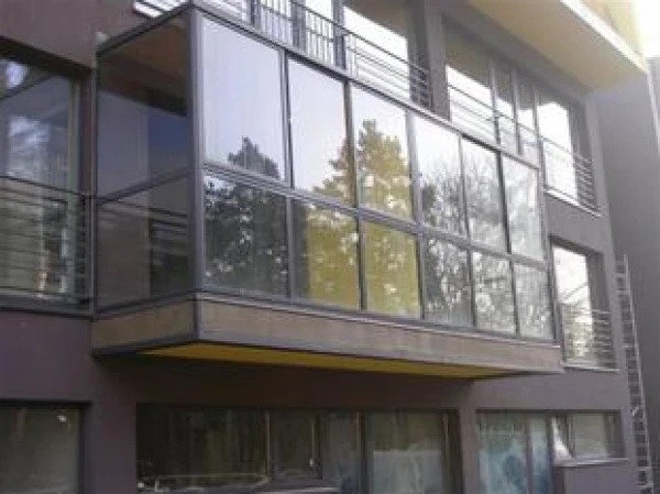 Balkonų stiklinimas aliuminio ir stiklo konstrukcijomis
