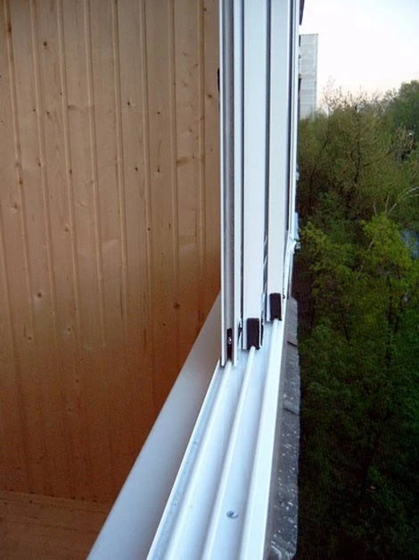 Balkonų stiklinimas aliuminio konstrukcijų sistema