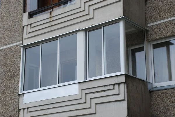 Balkonų stiklinimas aliuminio ir stiklo konstrukcijomis