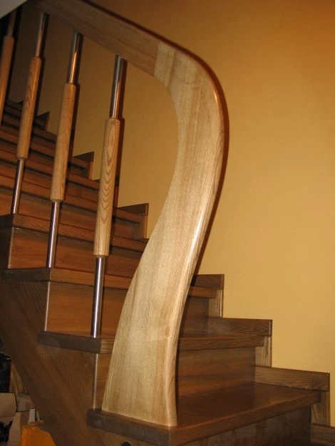 Individualaus dizaino mediniai laiptai