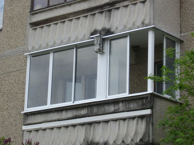Balkonų stiklinimas rėmine ir berėme sistema
