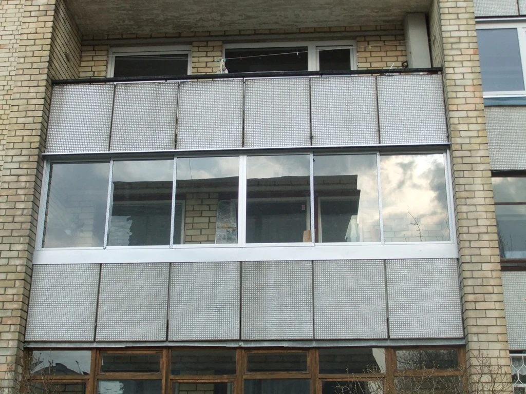 Balkonų stiklinimas rėmine slankiojančia aliuminio sistema