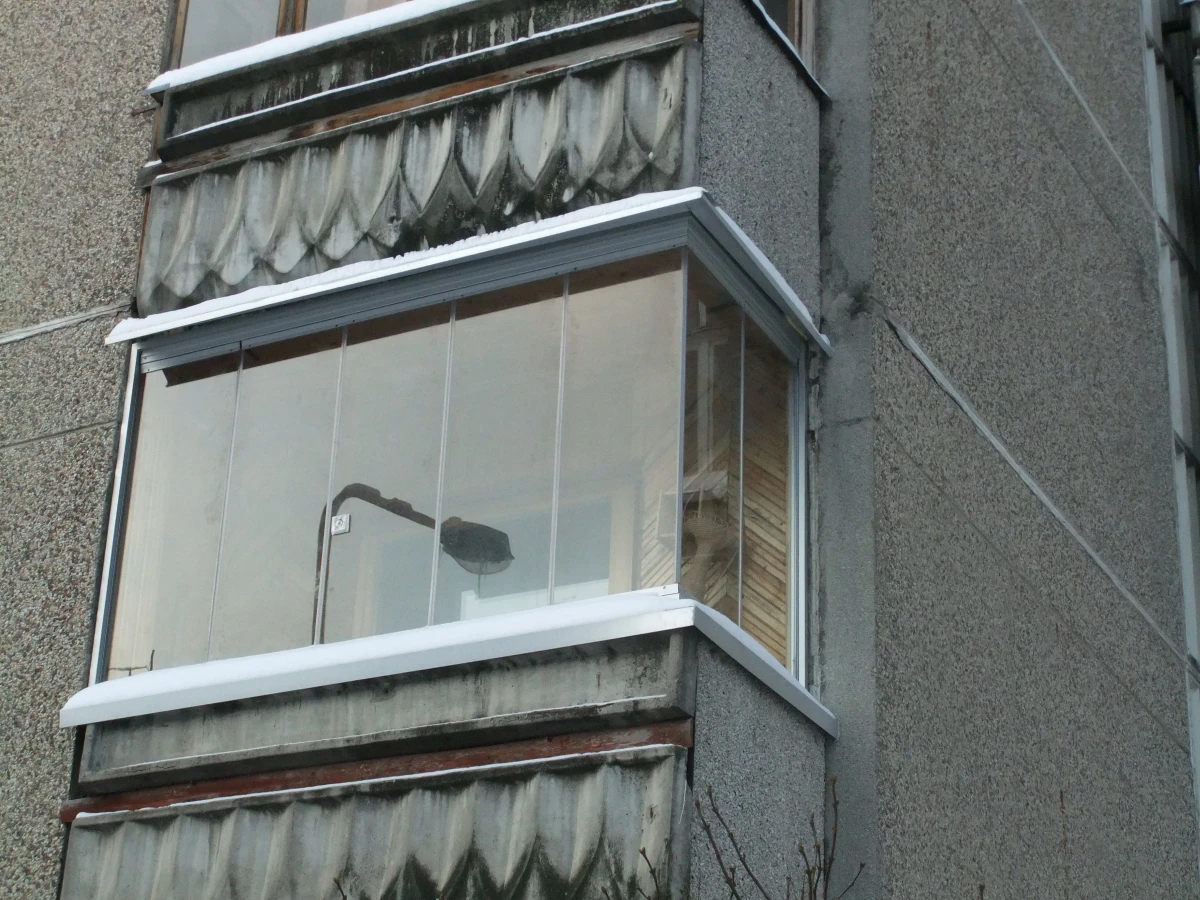 Balkonų stiklinimas slankiojančia aliuminio konstrukcija