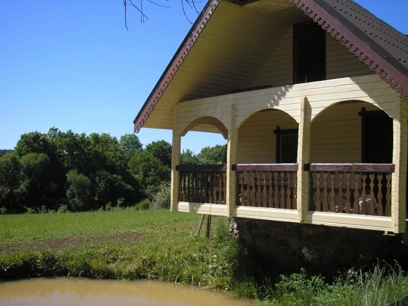 Medinių frezuotų rąstų namų, pirčių statyba