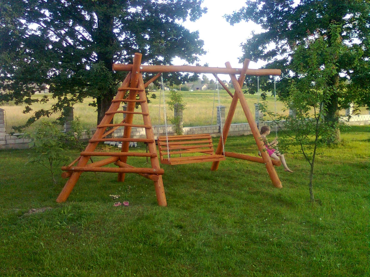 Medinės sūpynės iš rąstų Medinės sūpynės iš rąstų