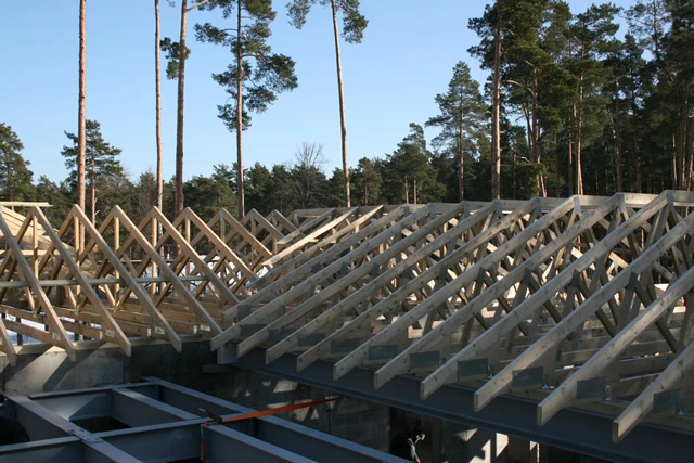 Medinės santvarinės stogų konstrukcijas