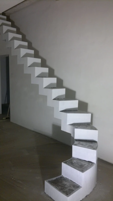 Laiptai su metaline arba gelžbetonine konstrukcija