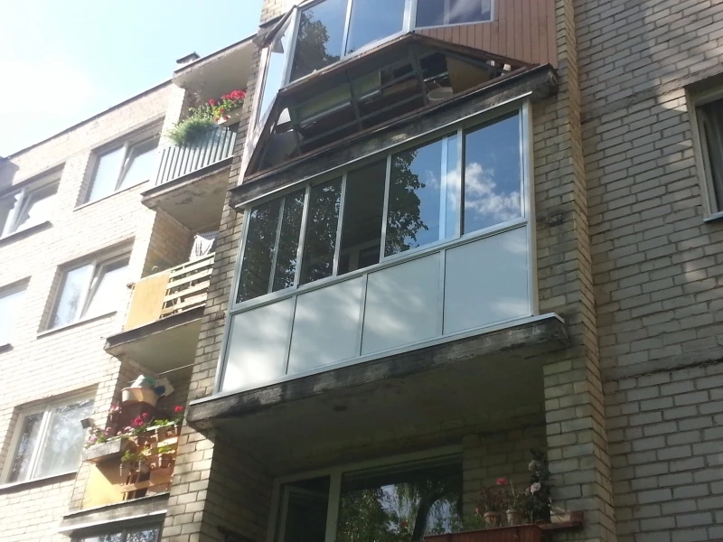 Balkonų stiklinimas aliuminio konstrukcija