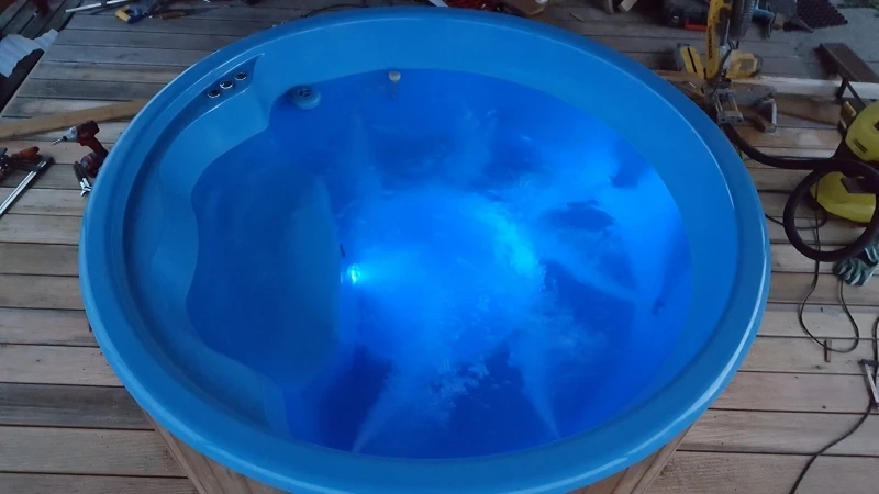 Integruotas į terasą stiklo pluošto kubilas