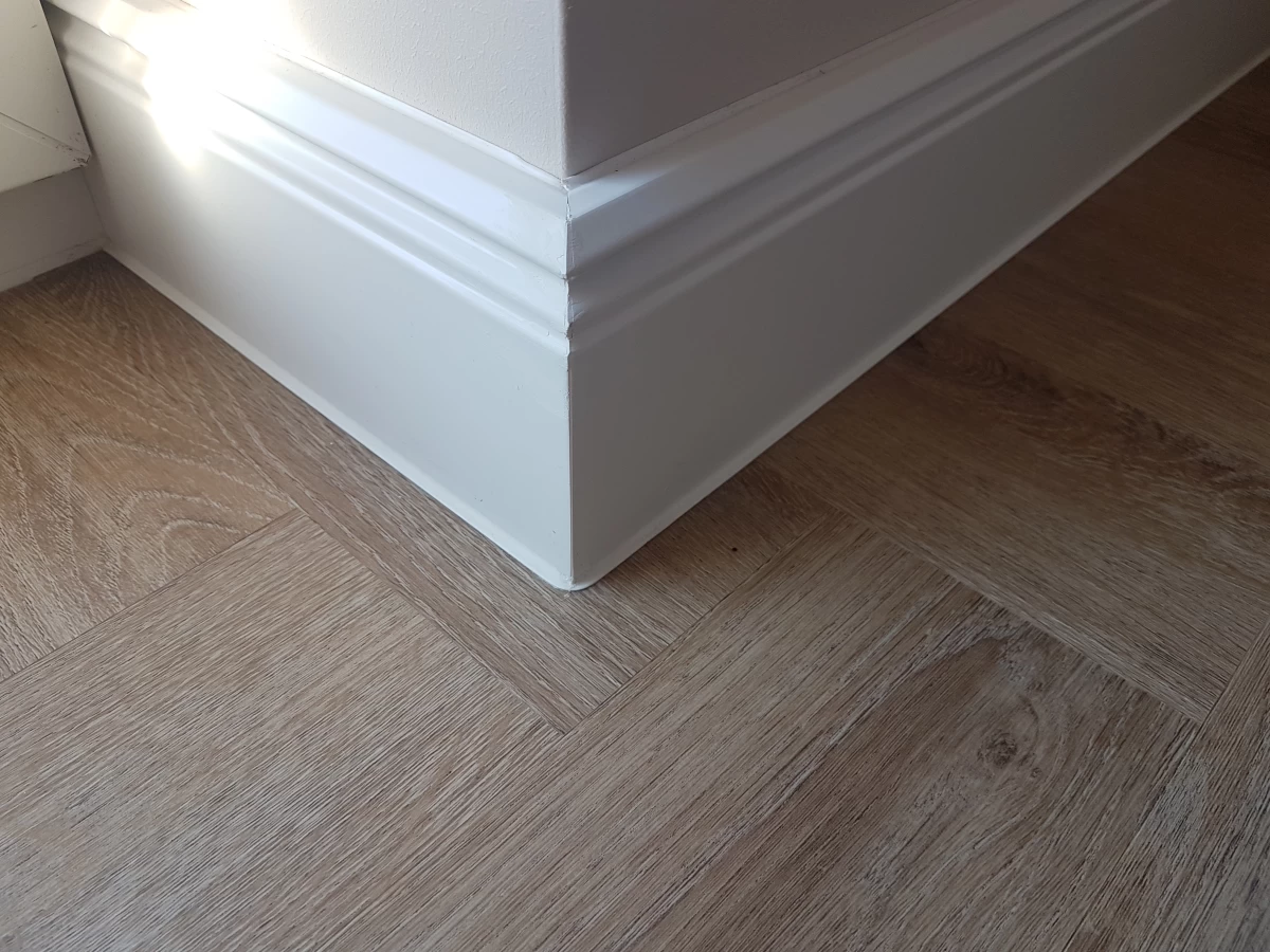 Grindų įrengimas PVC, LVT, vinilinės grindys, kilimai