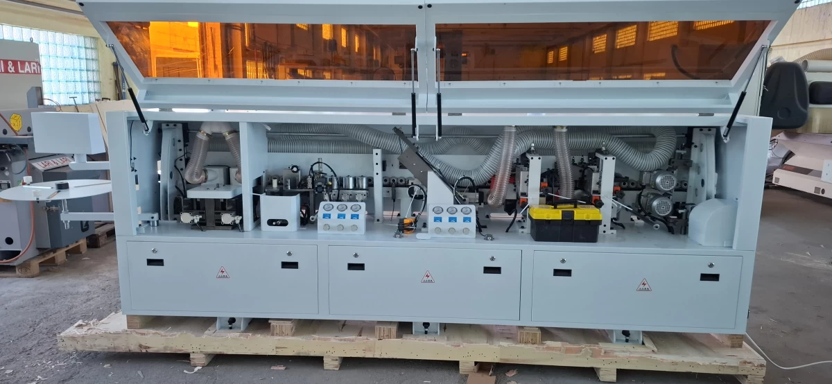 20-09-509 Kraštų užklijavimo staklės WOODLAND MACHINERY (su lankstų gręžimo funkcija)  (naujos)