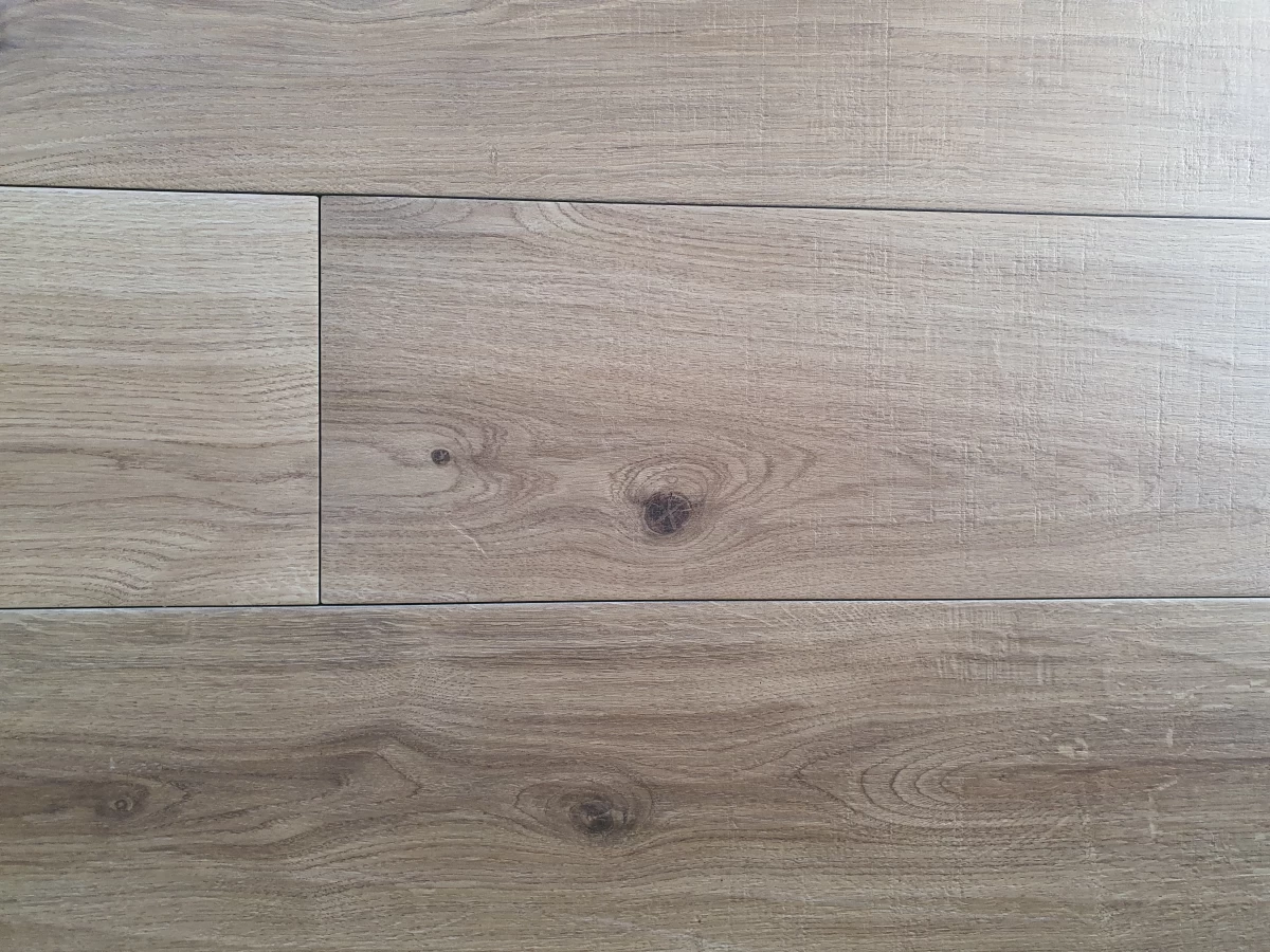 Medžio imitacijos plytellės