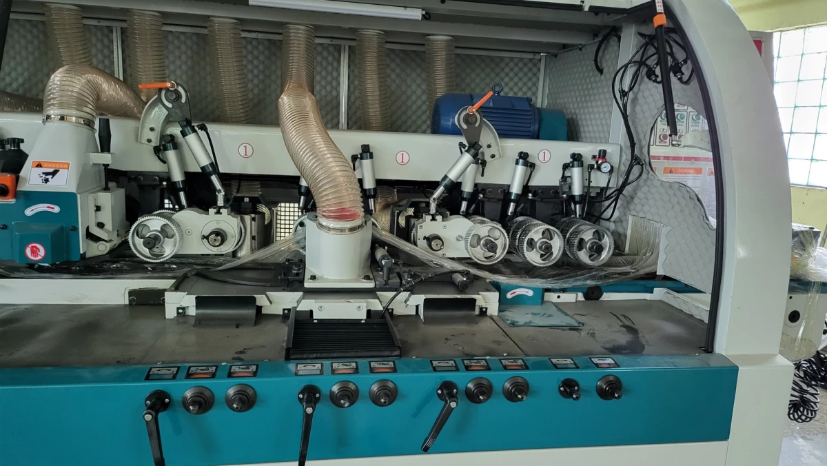 Keturpusio obliavimo staklės  WOODLAND MACHINERY su šlifavimo funkcija  (naujos)
