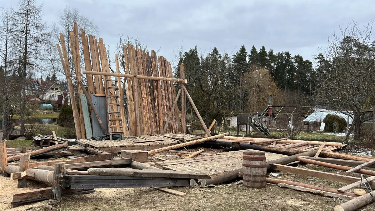 Wooden building dismantling