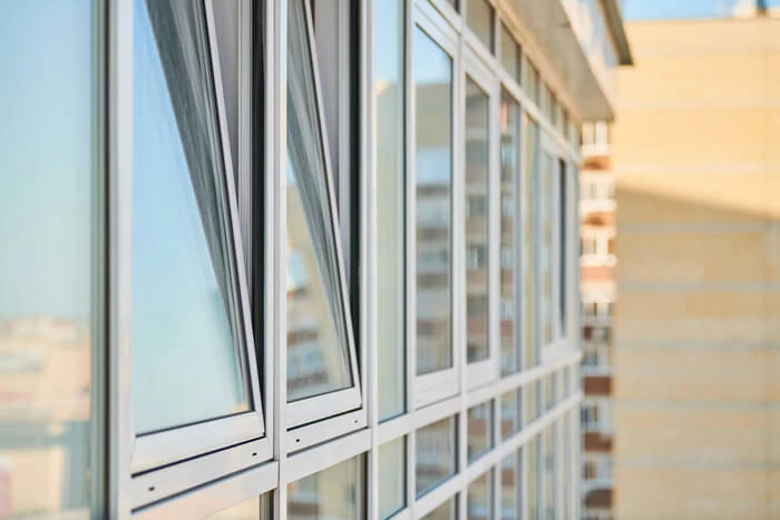 Balkonų stiklinimas: Aliuminė sistema