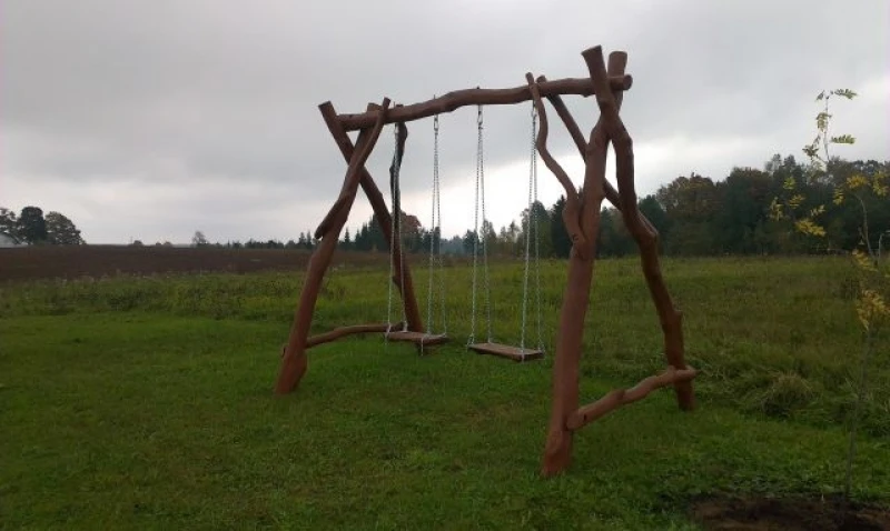 Ąžuolinės rankų darbo sūpynės Ąžuolinės rankų darbo sūpynės