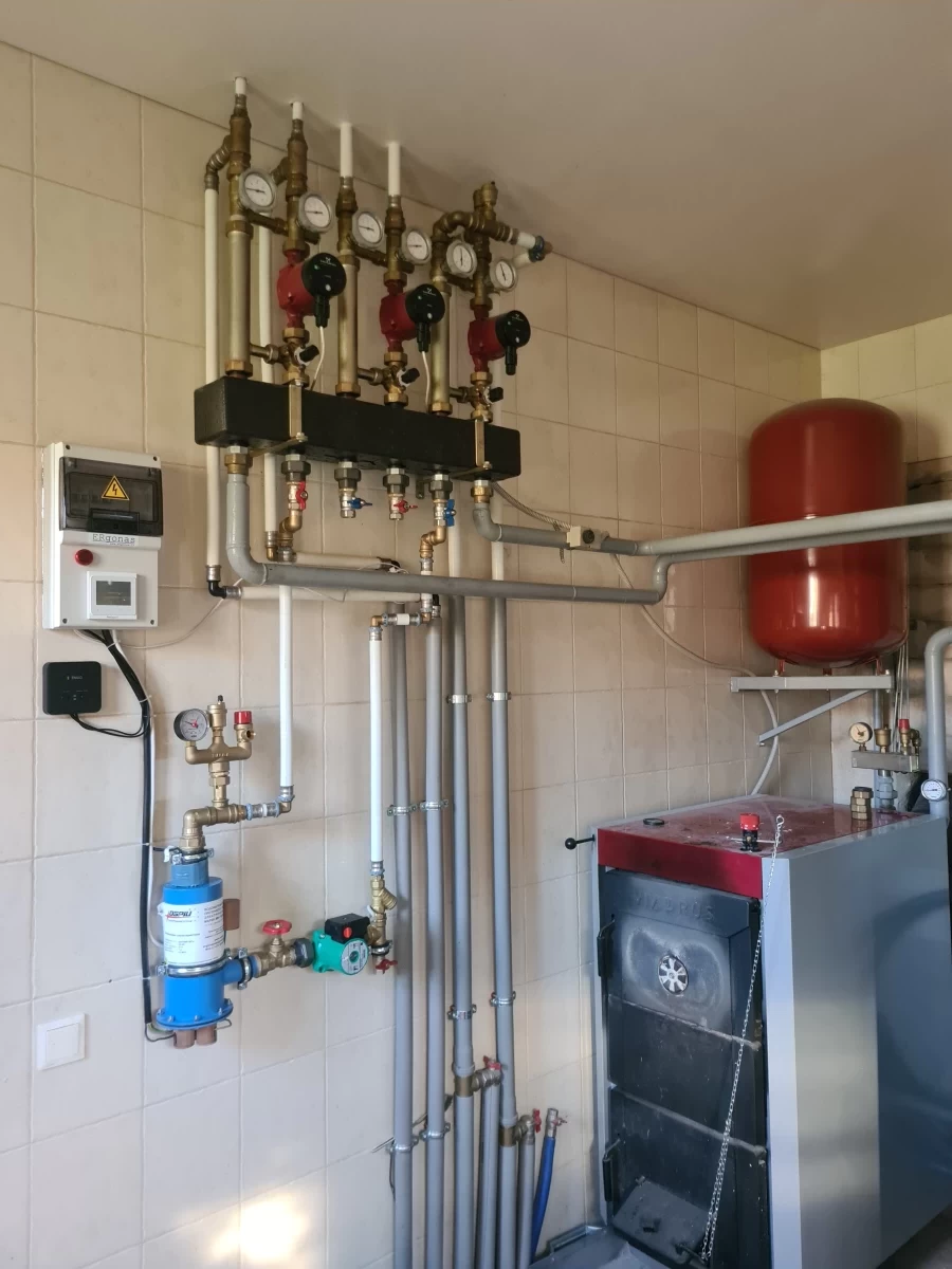 Elektrodinė (joninė) katilinė šildo per akumuliacinę talpą