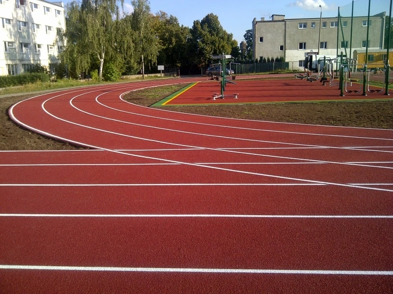 Sportinė liejama gumos granulių danga