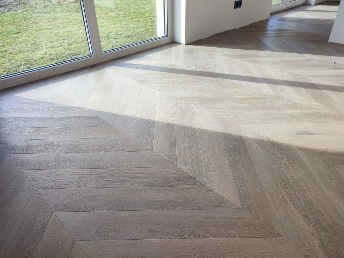 Grindų įrengimas PVC, LVT, vinilinės grindys, kilimai