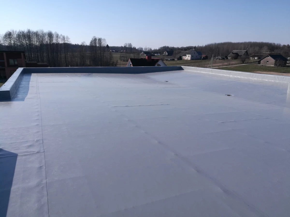 Plokščiųjų stogų įrengimas PVC ir bituminėmis dangomis