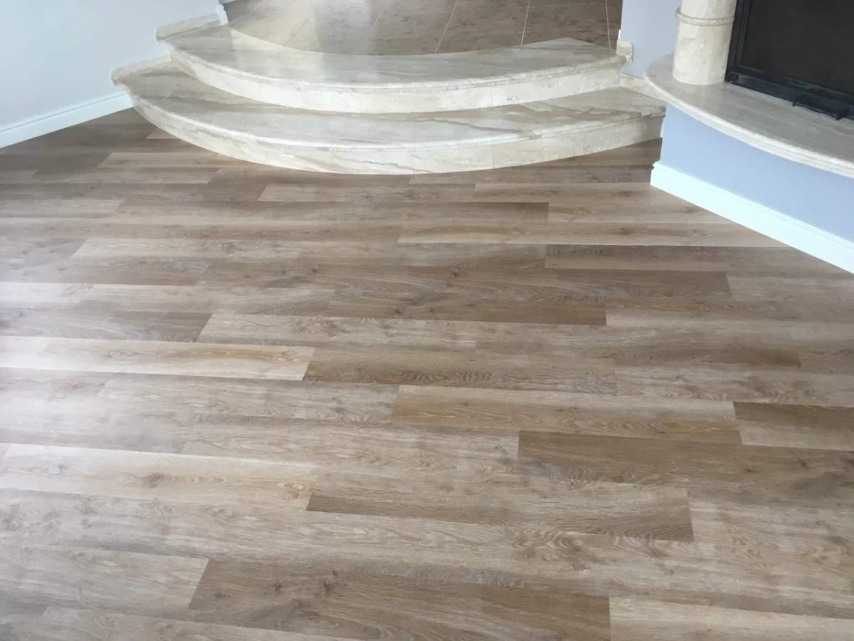 Grindų įrengimas PVC, LVT, vinilinės grindys, kilimai
