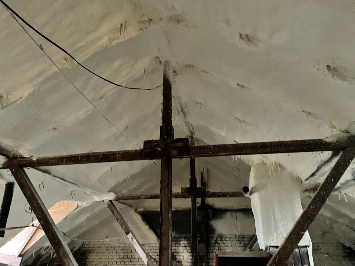 Šlaitinio stogo šiltinimas uždarų porų poliuretano putomis 15 cm storiu