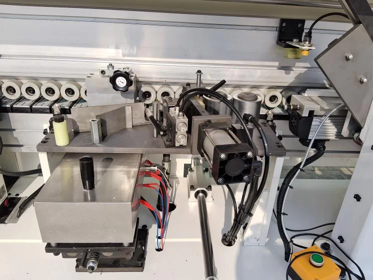 20-09-509 Kraštų užklijavimo staklės WOODLAND MACHINERY (su lankstų gręžimo funkcija)  (naujos)