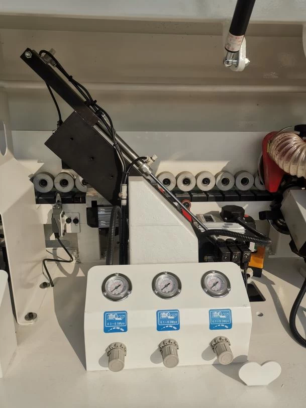 20-09-509 Kraštų užklijavimo staklės WOODLAND MACHINERY (su lankstų gręžimo funkcija)  (naujos)