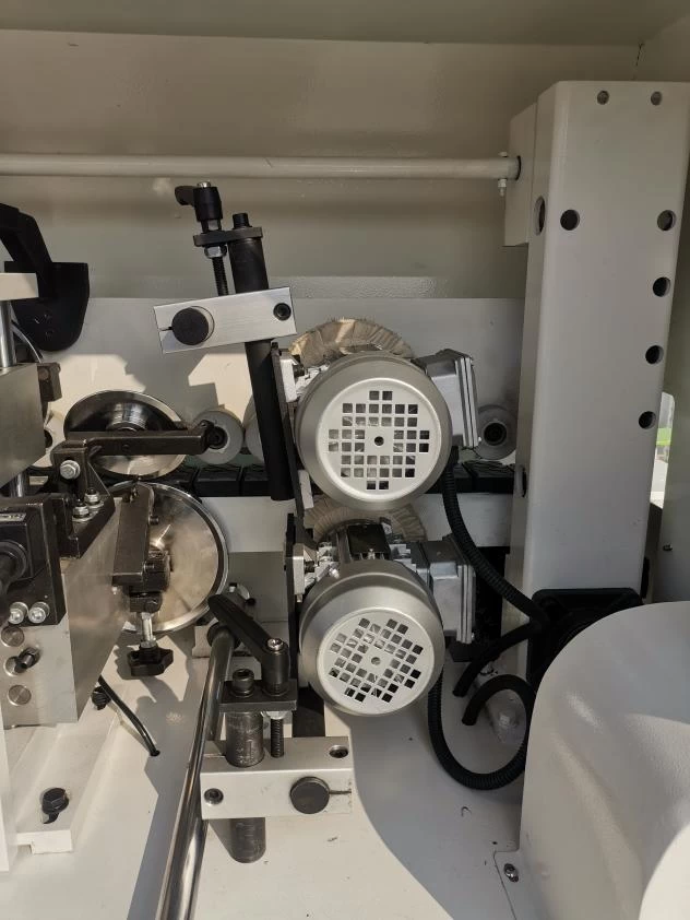 20-09-509 Kraštų užklijavimo staklės WOODLAND MACHINERY (su lankstų gręžimo funkcija)  (naujos)