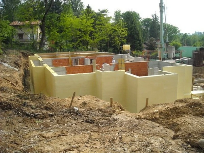 Pastatų šiltinimas uždarų porų poliuretano putomis Pastatų šiltinimas uždarų porų poliuretano putomis