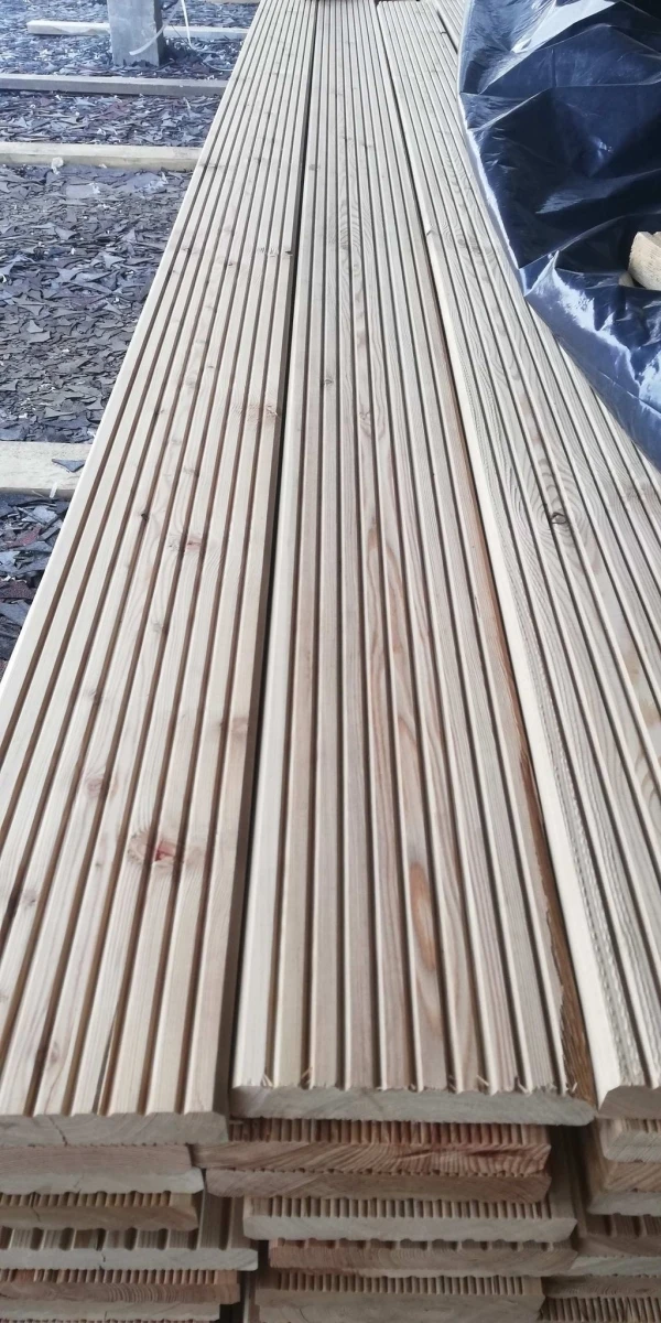 Terasinė mediena rifliuota/neslystančiu paviršiumi