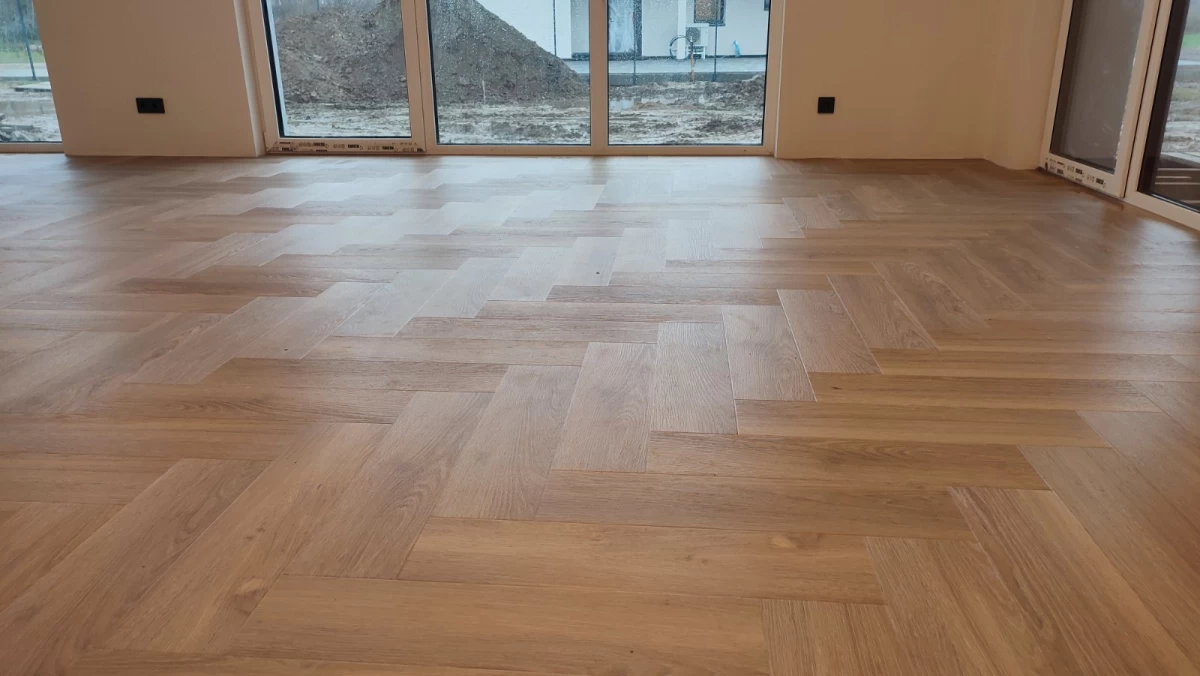 Grindų įrengimas PVC, LVT, vinilinės grindys, kilimai