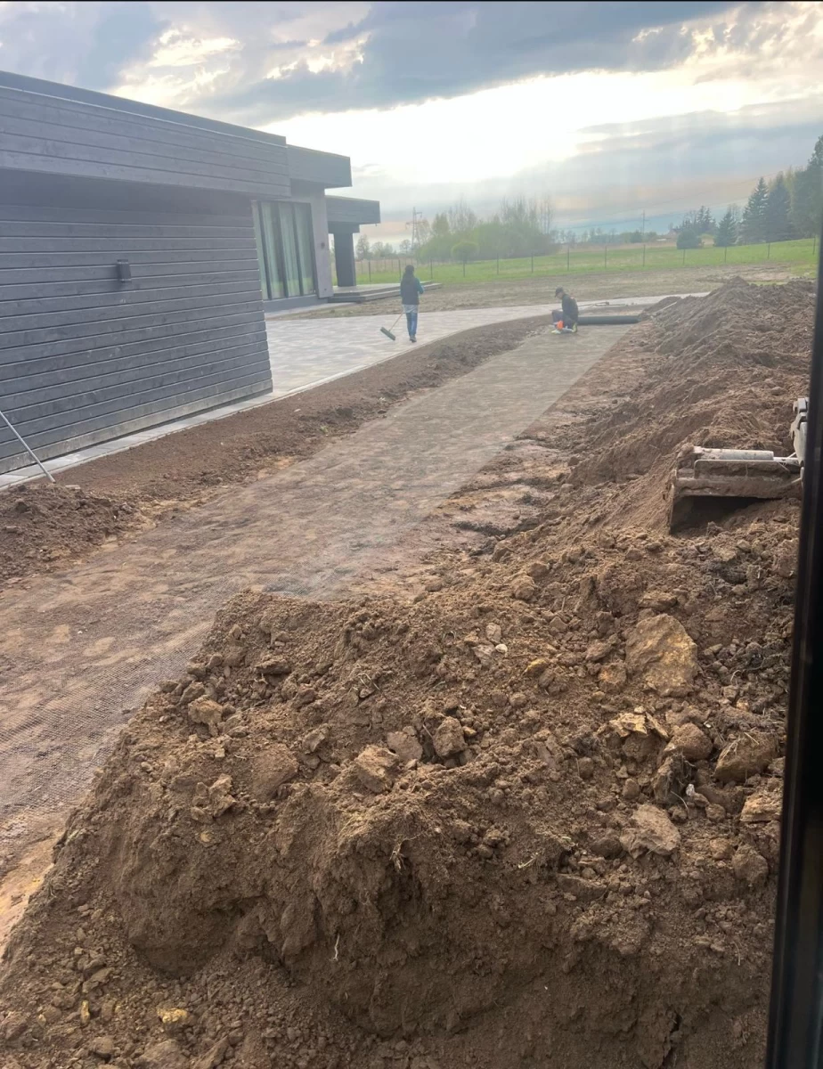 Landskaping - maintenance of yards and other territories Landskaping - maintenance of yards and other territories