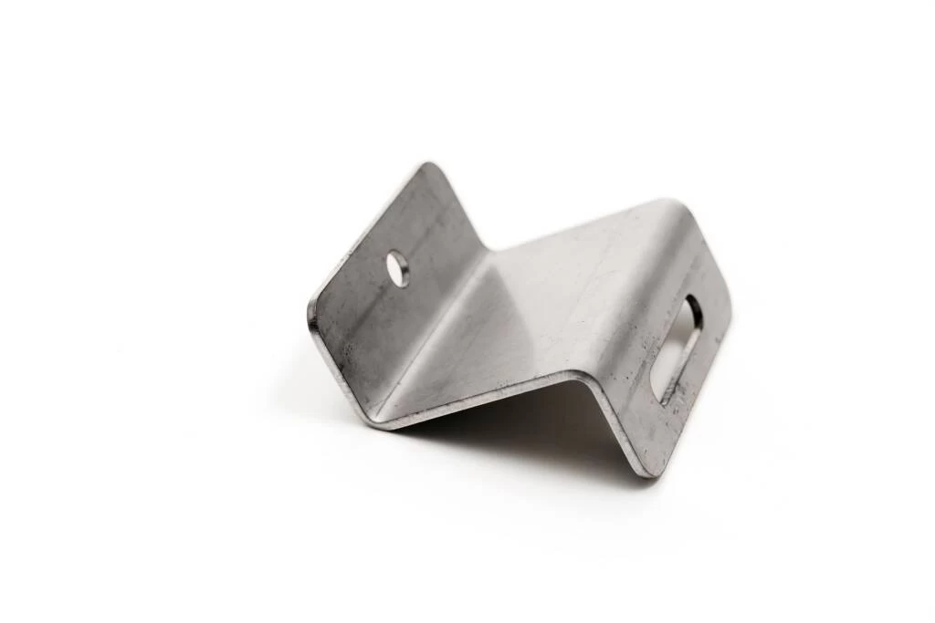 Z tipo tvirtinimas prie prilydomos plokštės, plokščio stogo konstrukcijai be balasto