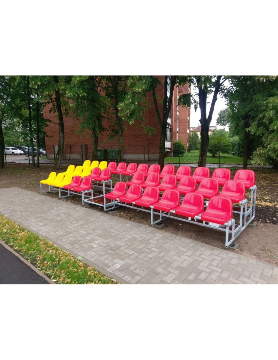 Žiūrovų tribūna su plastikinėmis sėdynėmis