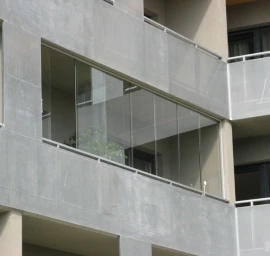 Balkonų stiklinimas berėmėmis konstrukcijomis
