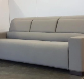 Stilinga, modernių formų, funkcionali sofa