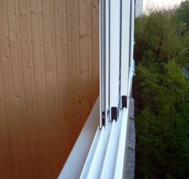 Balkonų stiklinimas aliuminio konstrukcijų sistema