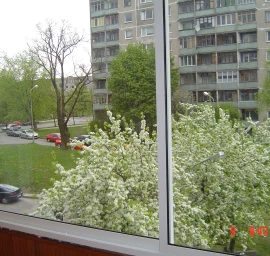 Balkonų stiklinimas stumdomomis aliuminio konstrukcijomis