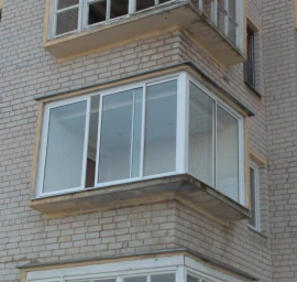 Balkonų stiklinimas stumdomomis aliuminio konstrukcijomis