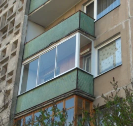 Balkonų stiklinimas stumdomomis aliuminio konstrukcijomis