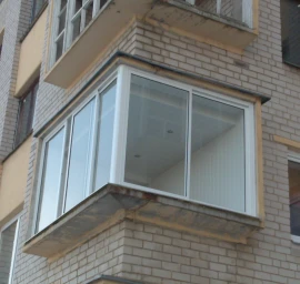 Balkonų stiklinimas stumdomomis aliuminio konstrukcijomis