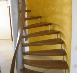 Individualaus dizaino mediniai laiptai