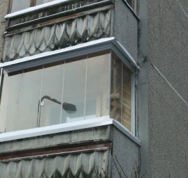 Balkonų stiklinimas slankiojančia aliuminio konstrukcija