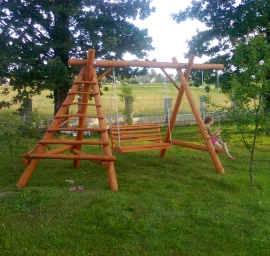 Medinės sūpynės iš rąstų